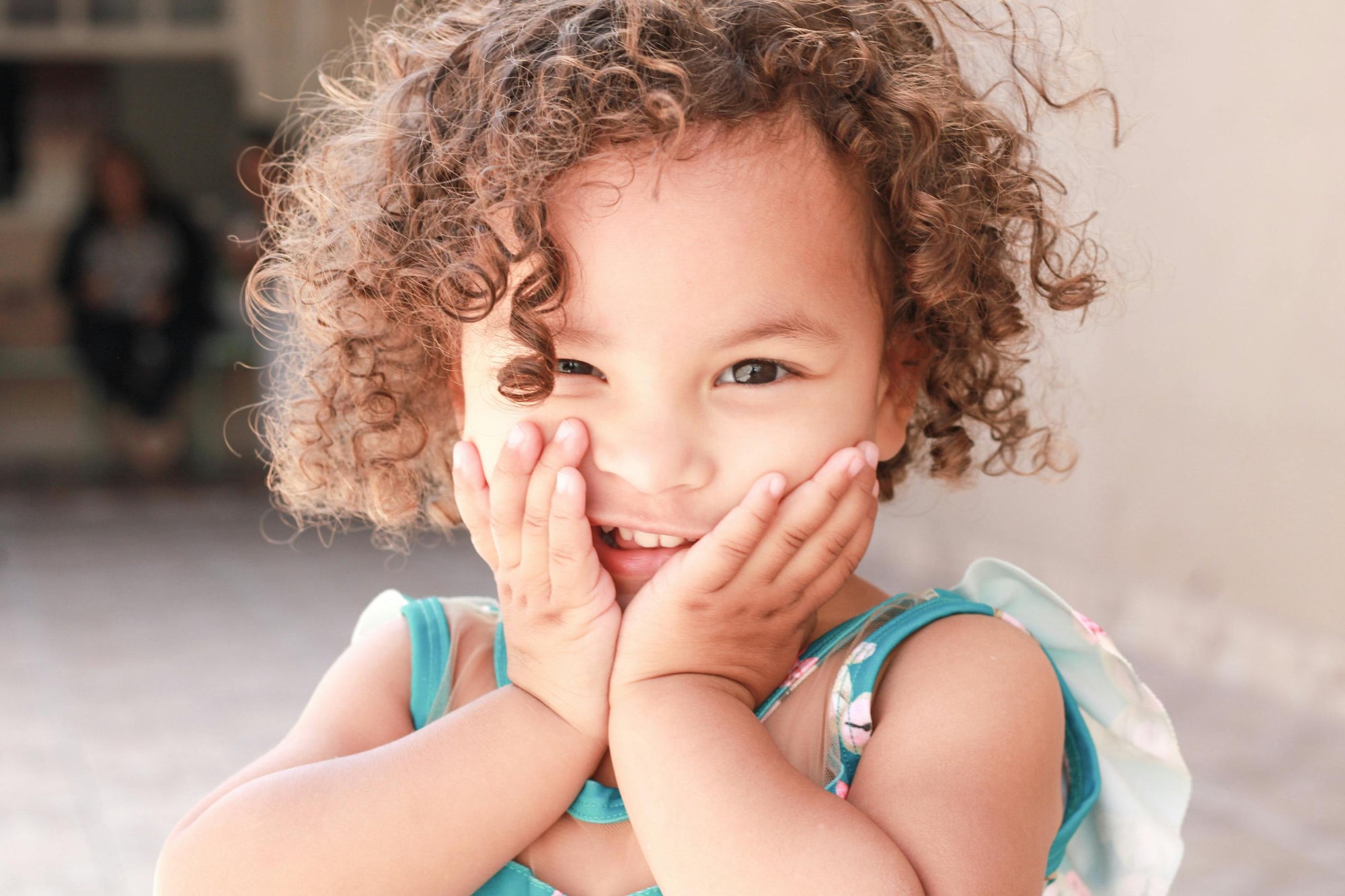 How to Properly Clean the Scalp for Kids with Curly Hair (Even if They Hate Water!)